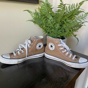 CONVERSE Chuck Taylor high-tops. Women size 8/Mens size 6. Cool color!